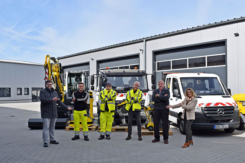 Gruppenbild Team Tiefbaukolonne und Maschinen