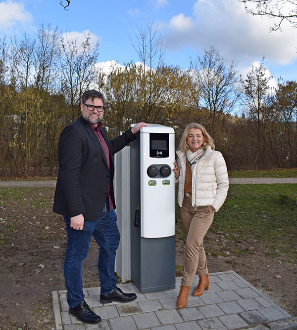 Vor der Ladesäule am Parkplatz Aumühle