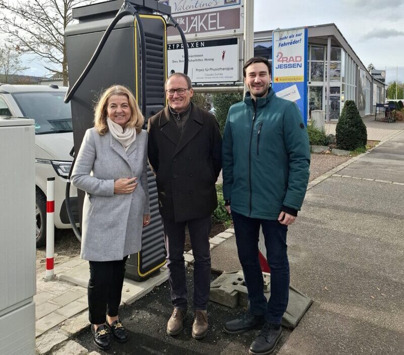Gruppenbild vor dem Hypercharger in der Schäfflerstraße