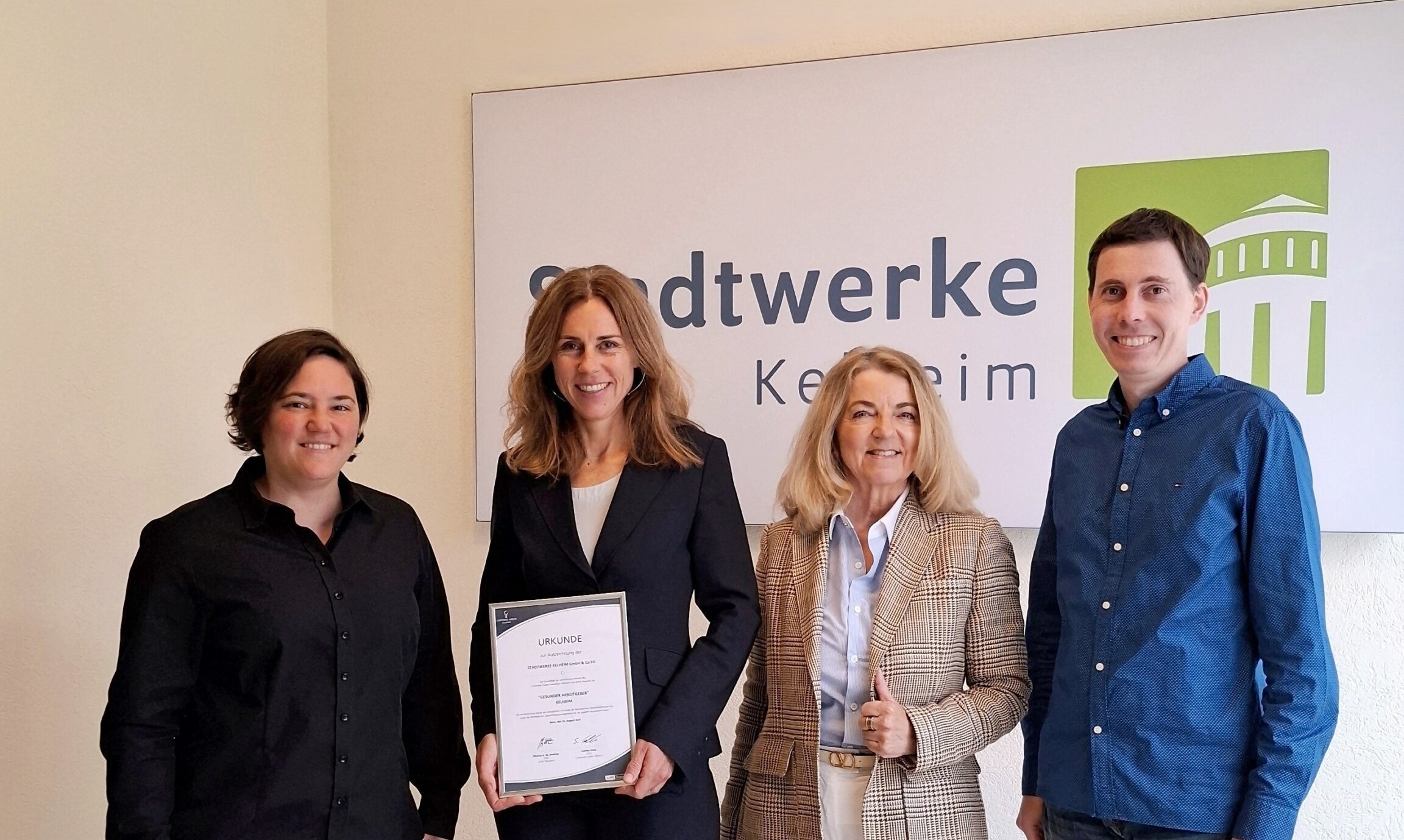 Auszeichnung für ganzheitliches Gesundheitsmanagement. Gruppenbild mit Zertifikat. Auszeichnung für ganzheitliches Gesundheitsmanagement. Gruppenbild mit Zertifikat.