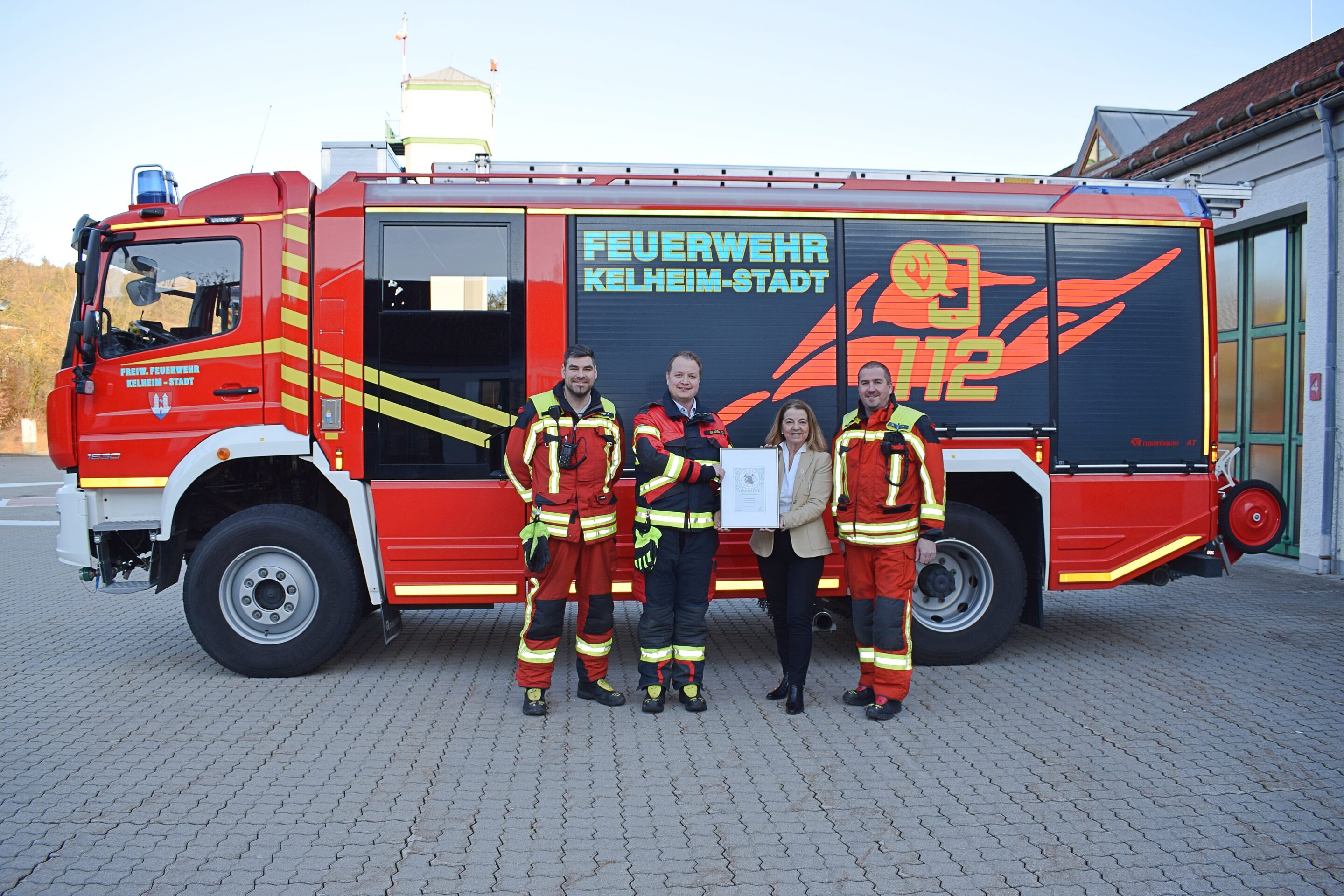 Vorstand und Kommandanten der Freiwilligen Feuerwehr Kelheim-Stadt übergeben Urkunde für 25 Jahre Mitgliedschaft