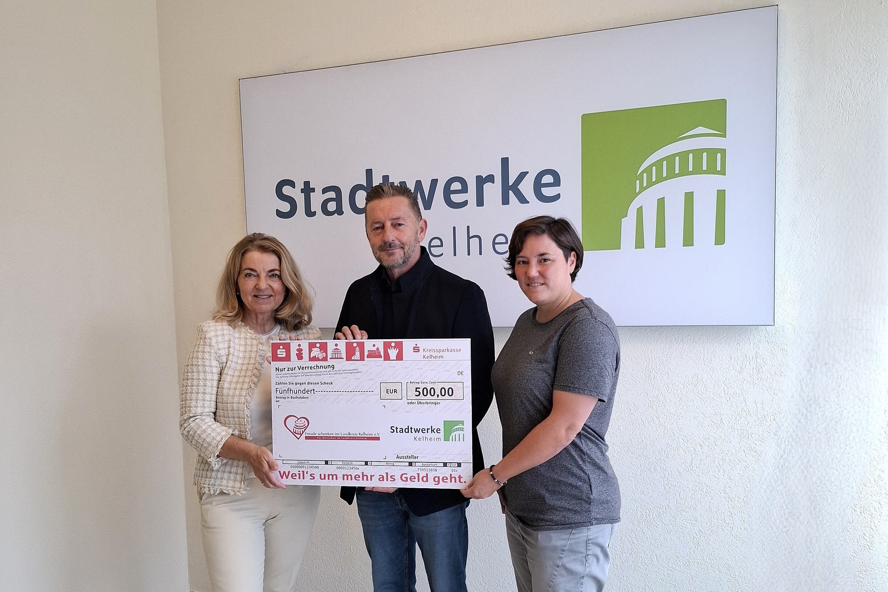 Scheckübergabe Freude schenken Scheckübergabe an 1. Vorstand des Vereins Freude schenken im Landkreis Kelheim e. V.